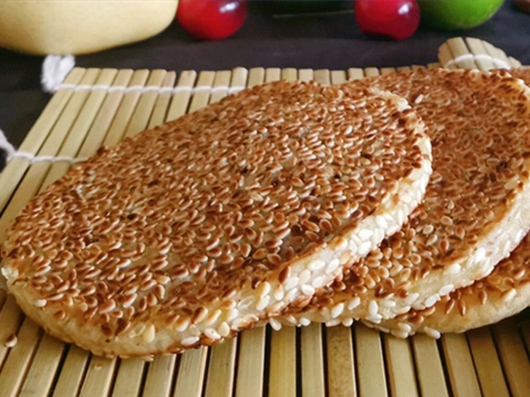 冰薄月饼具有与众不同的纤薄外形,香气浓郁,酥软适当,甜而不腻,营养