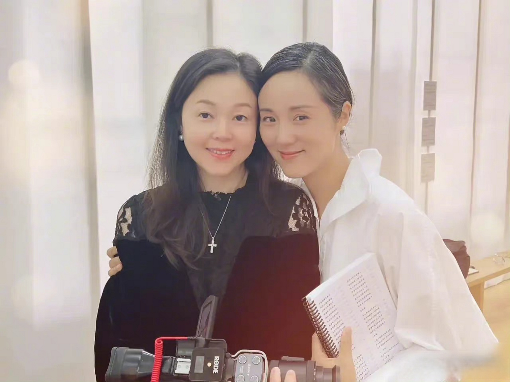 央视《新闻联播》前主播杨柳第5任妻子杨哈辉显老变化大,满头白发,已