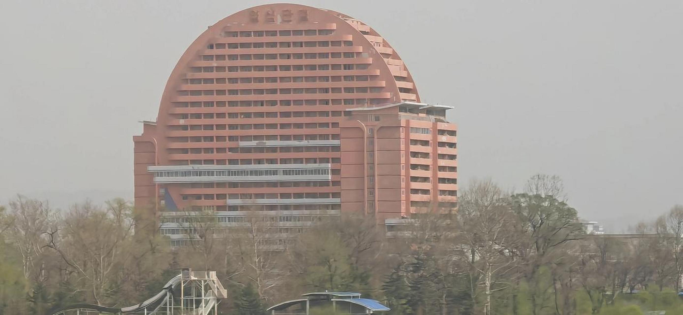 朝鲜新义州,朝鲜第四大城市,我在江对岸用荣耀magic5 10倍放大拍的