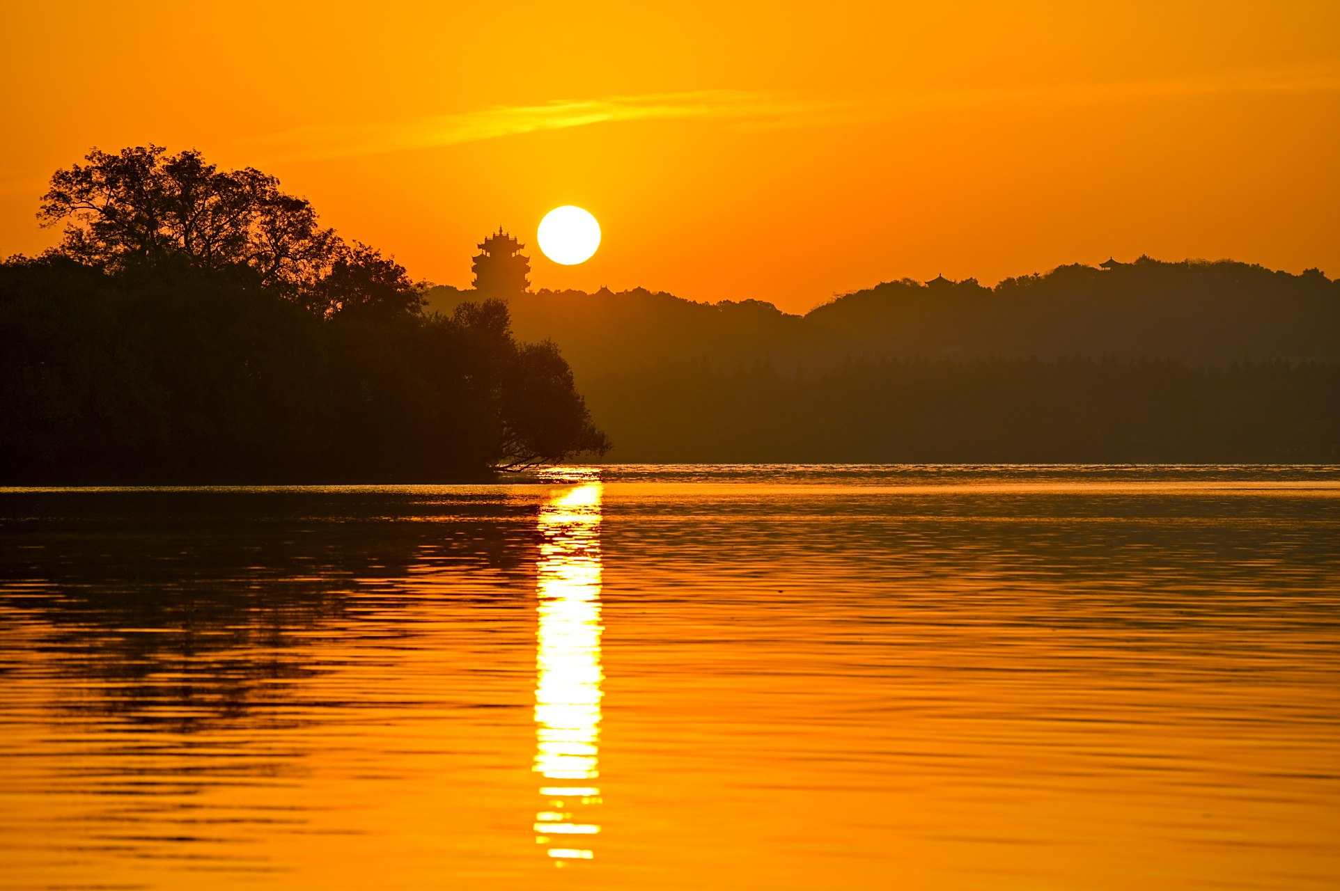 寻冬#《组照苏堤日出》初冬清晨,一轮红日绕着城隍阁徐徐升起,红色