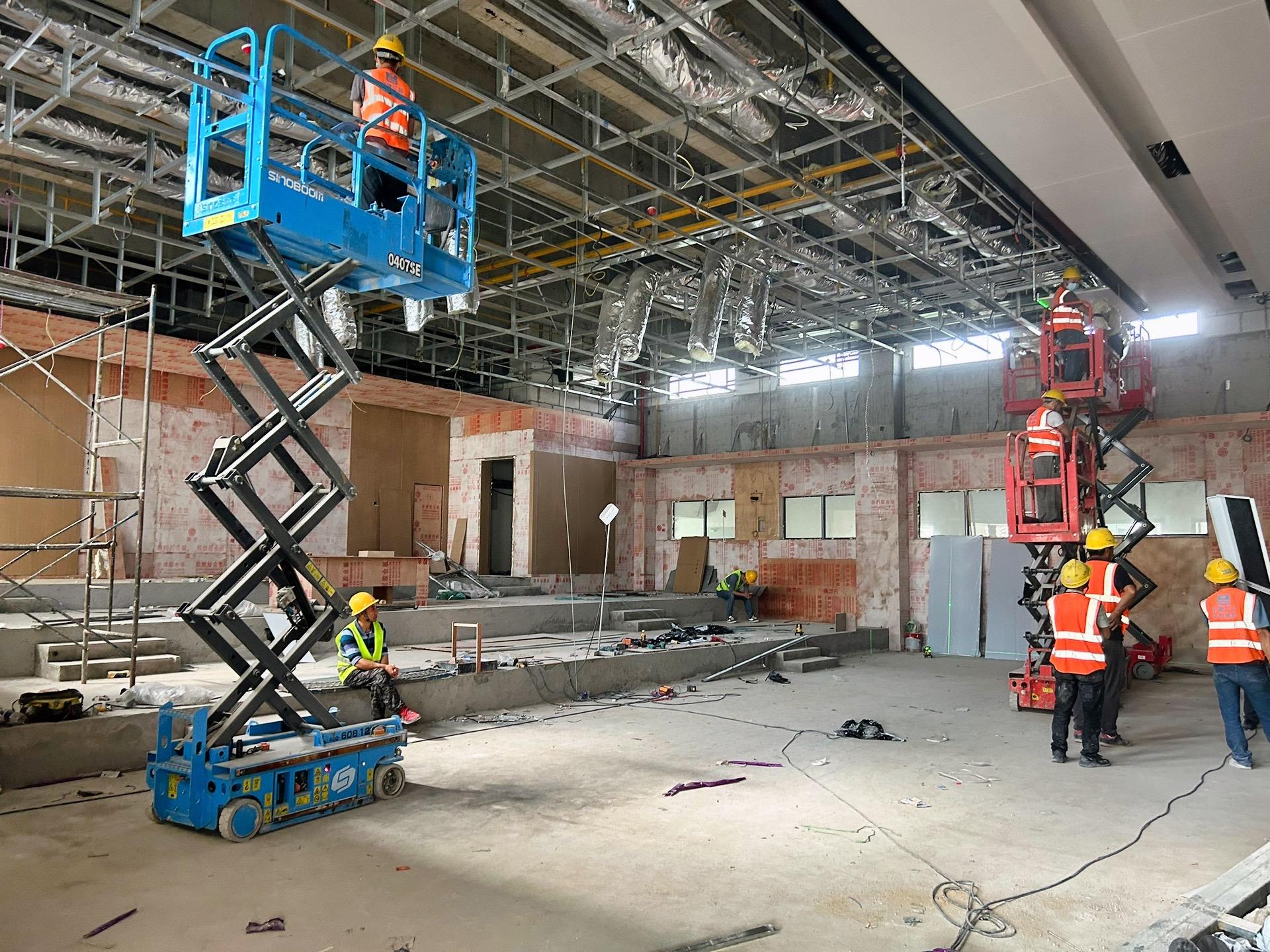 的高空移动式升降平台施工现场升降车上天花装修吊顶施工照片,升降车