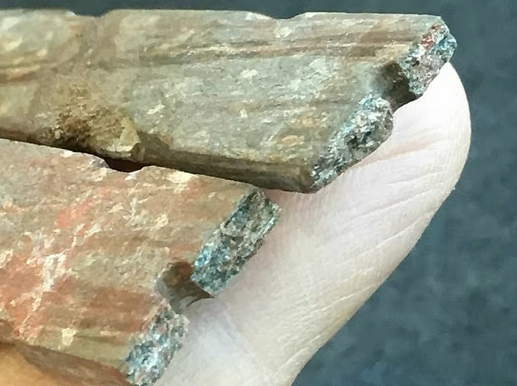 古玉居说玉# 西周玉尺的断痕,断面已经氧化并覆盖了包浆,说明断裂