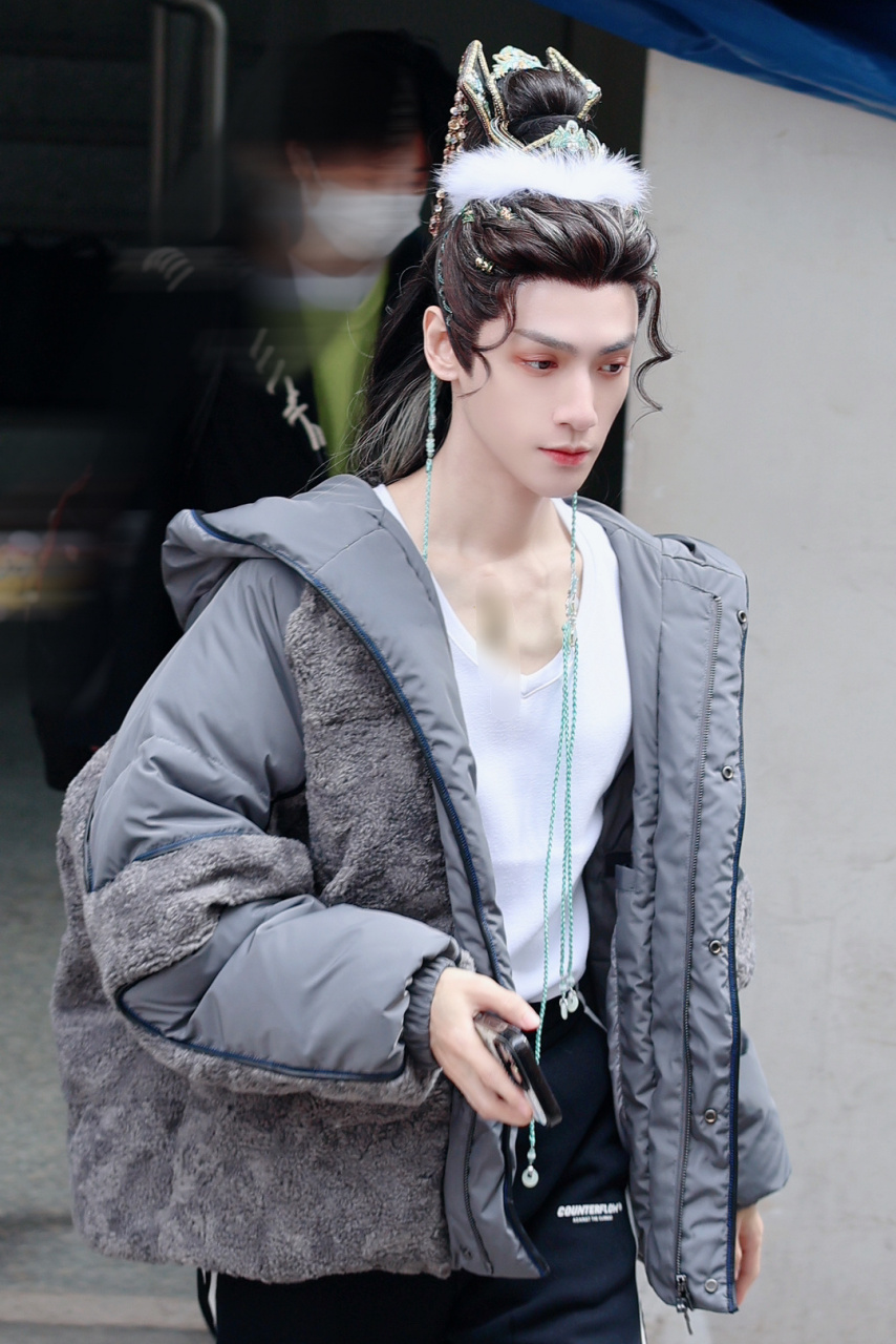 罗云熙水龙吟路透精修图,太瘦了显得刻薄