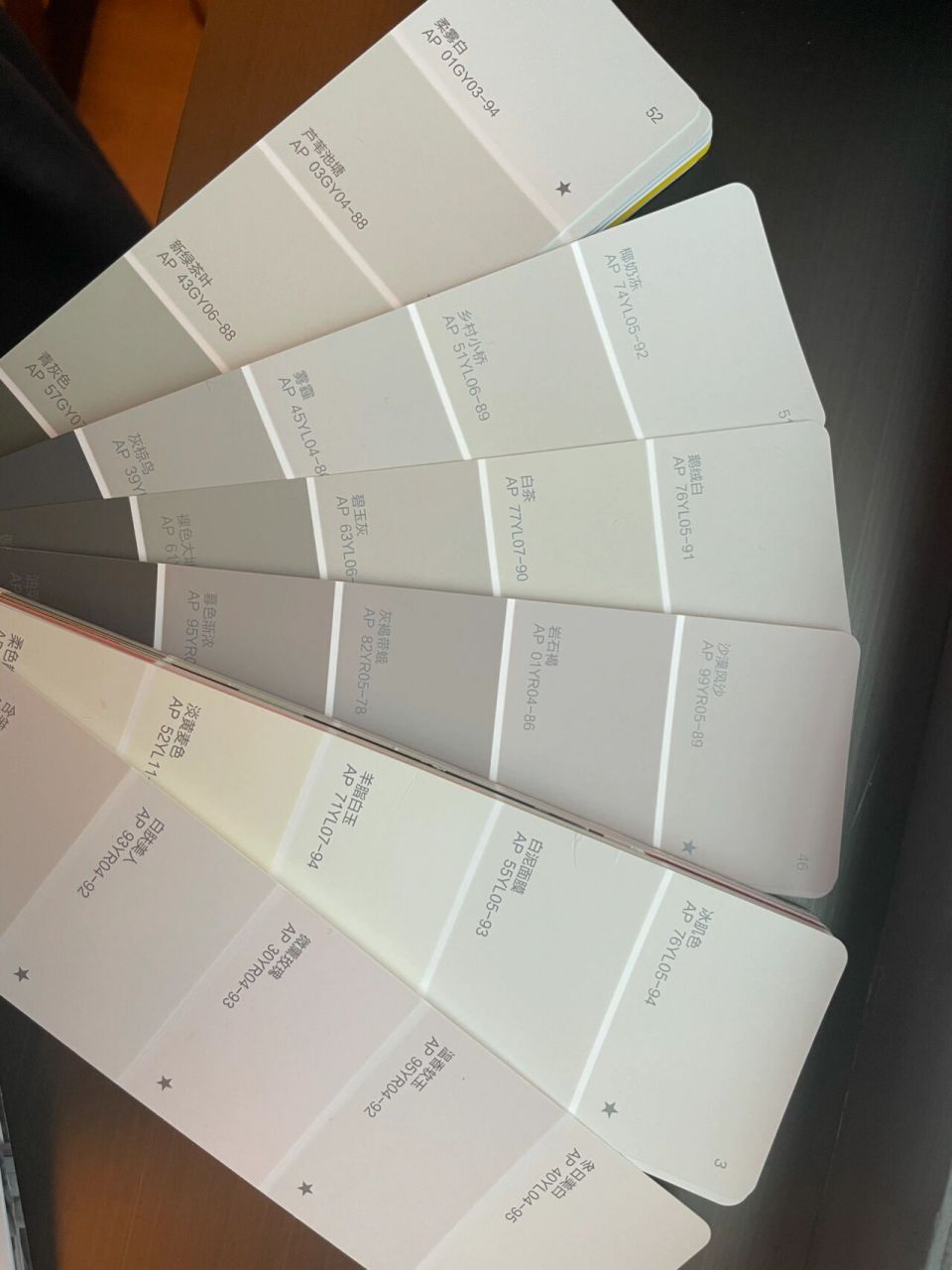 阿尔贝娜|白色乳胶漆色号的对比 装修前期就想好了主卧背景墙选浅棕色