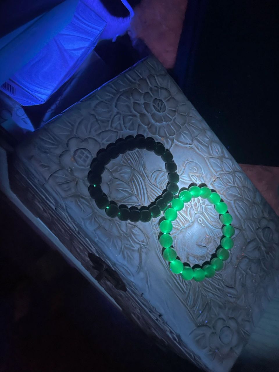 和田玉起荧光反应是染色还是啥? 如标题.