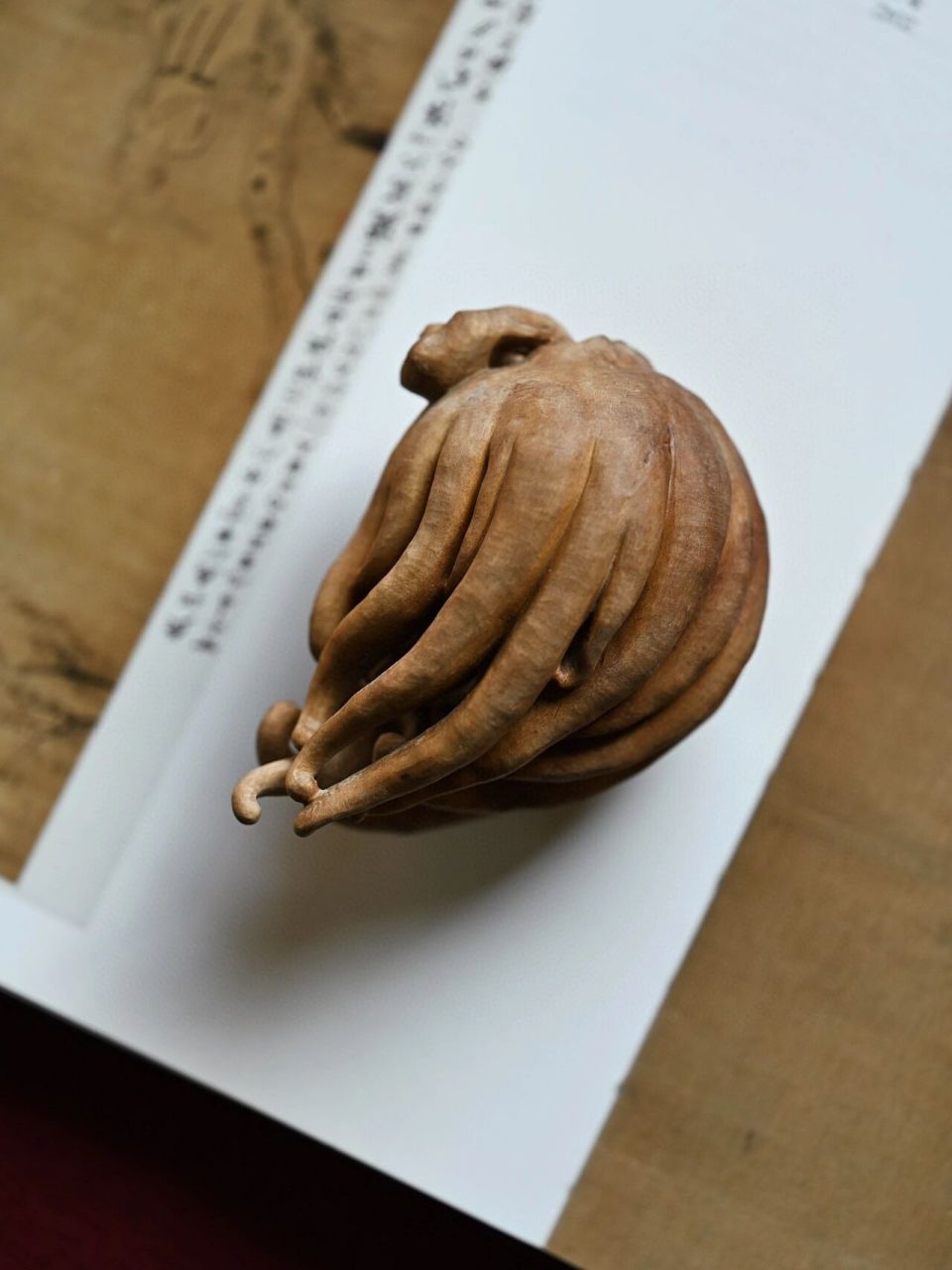 色泽温润,纯手工雕刻佛手形,形态饱满,古朴自然,置于案上把玩,清赏,几