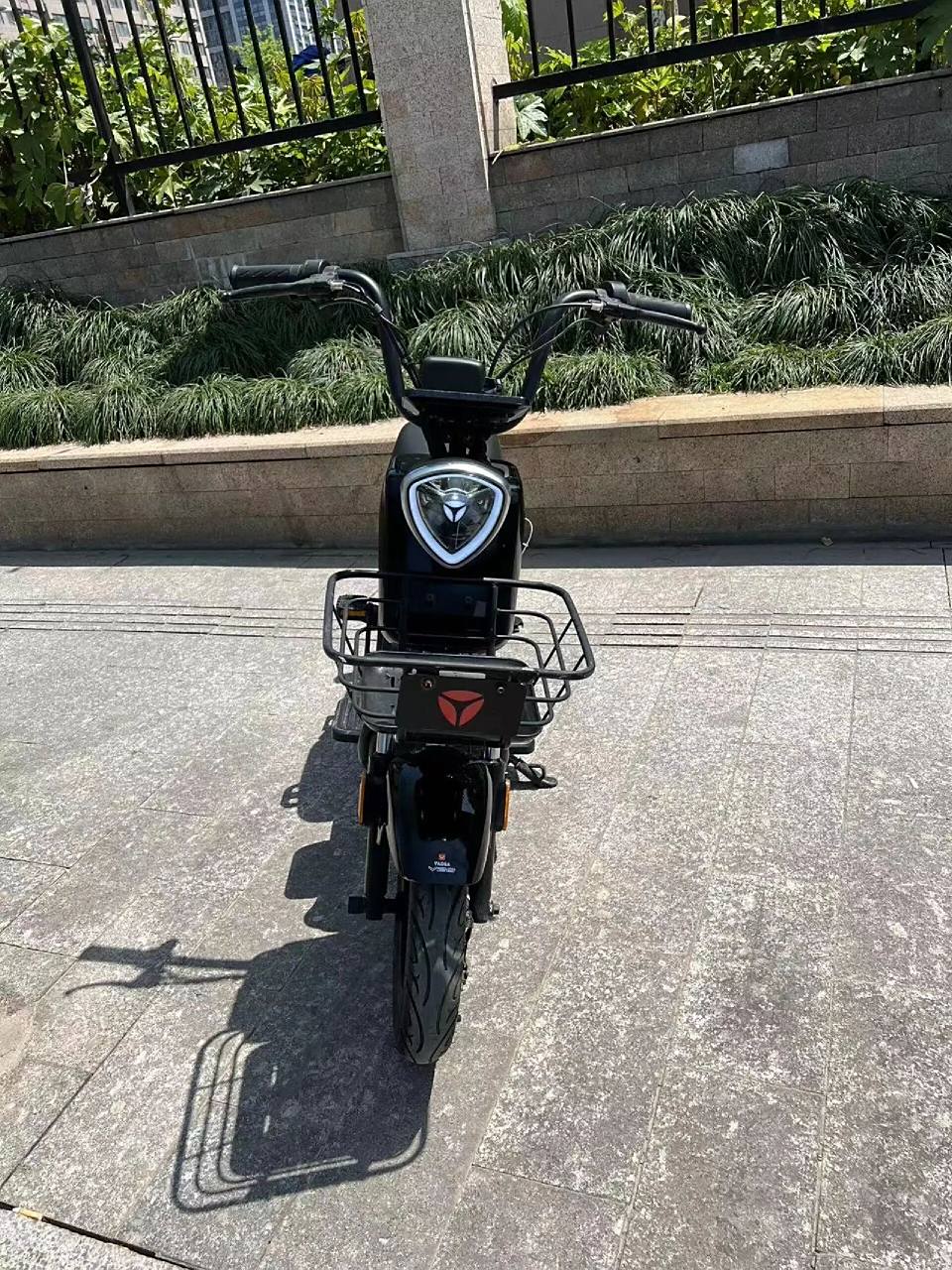 雅迪新国标v20电动自行车 新国标牌照,48伏原装锂电池,满电续航20-30