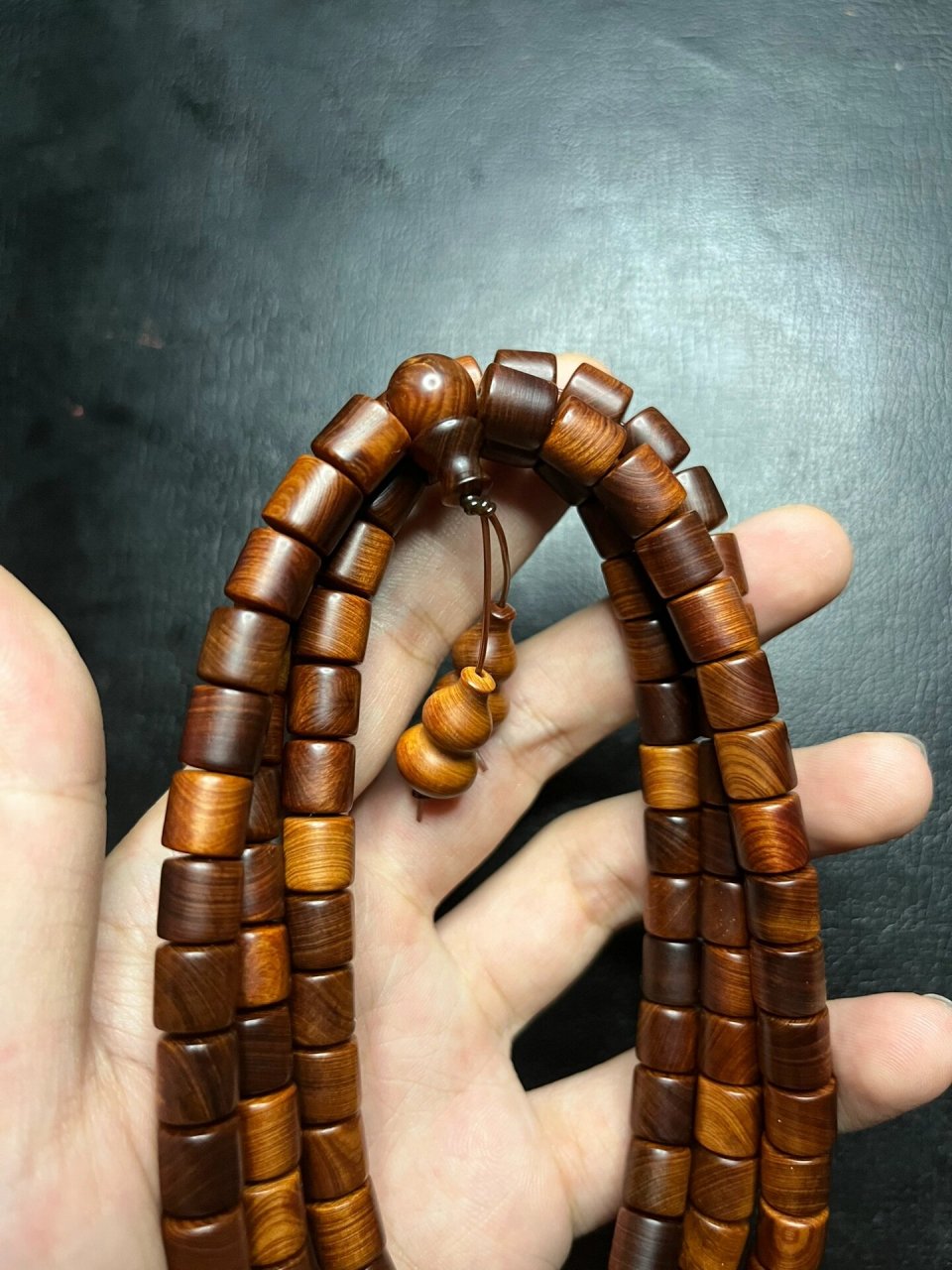 天然太行崖柏黑油手串的特点 黑有料是崖柏手串中比较受欢迎的一种