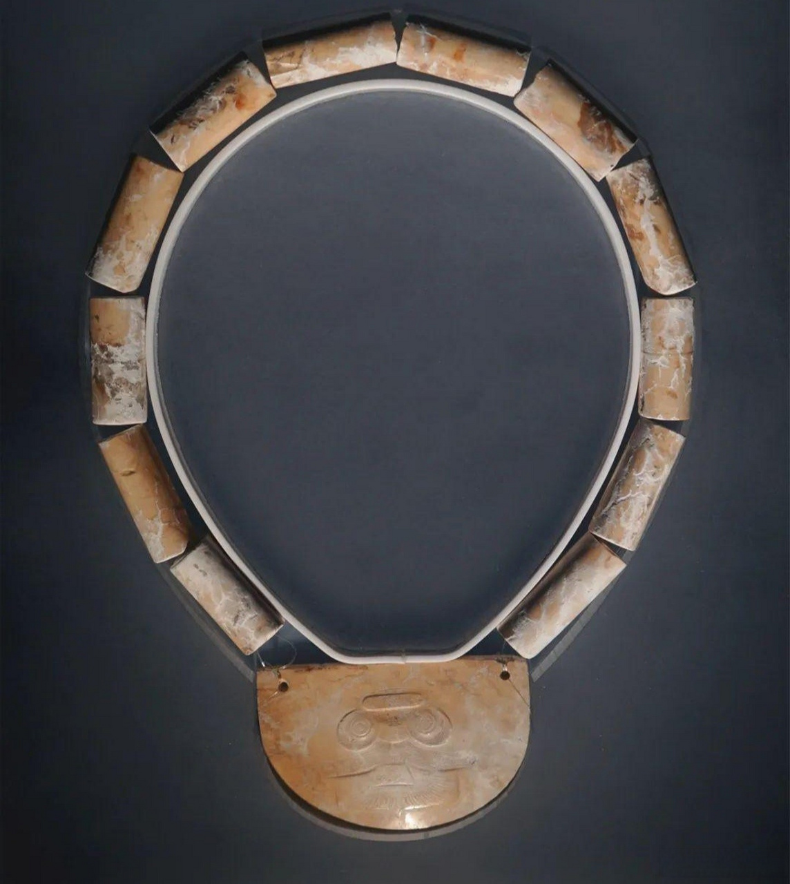 #古玉居说玉# 良渚玉璜的正确佩戴方式应该是倒过来,因为不是给别人看