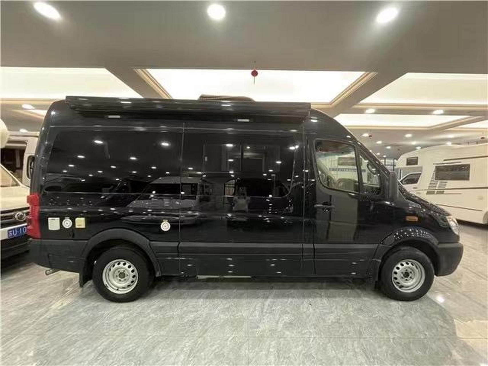 2016款金龙海格b型房车 表显里程:3万公里 上牌日期:2016年12月 外廓