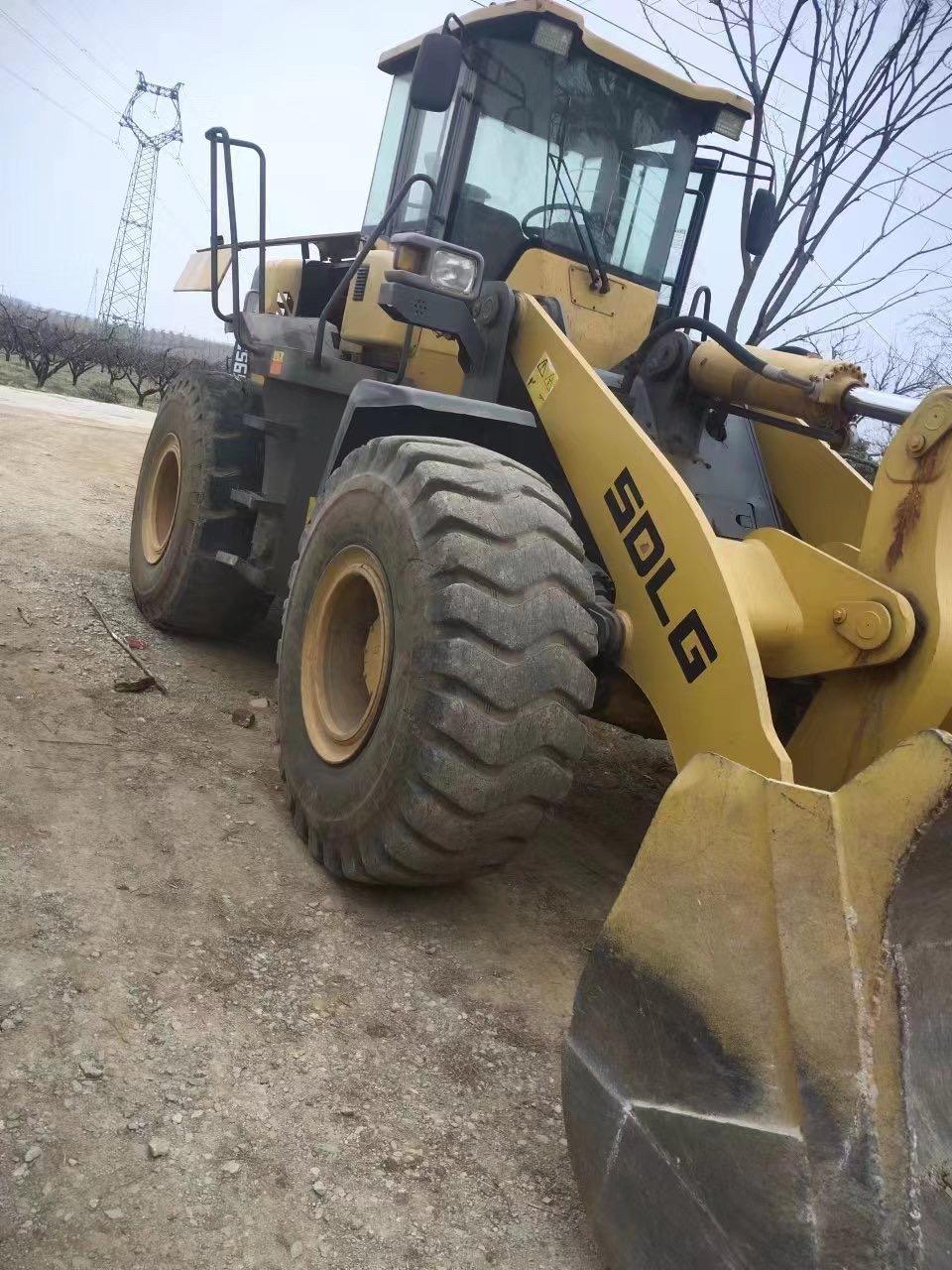 新到沃尔沃旗下山东临工50装载机,14年车,50铲车型号:lg953,发动机