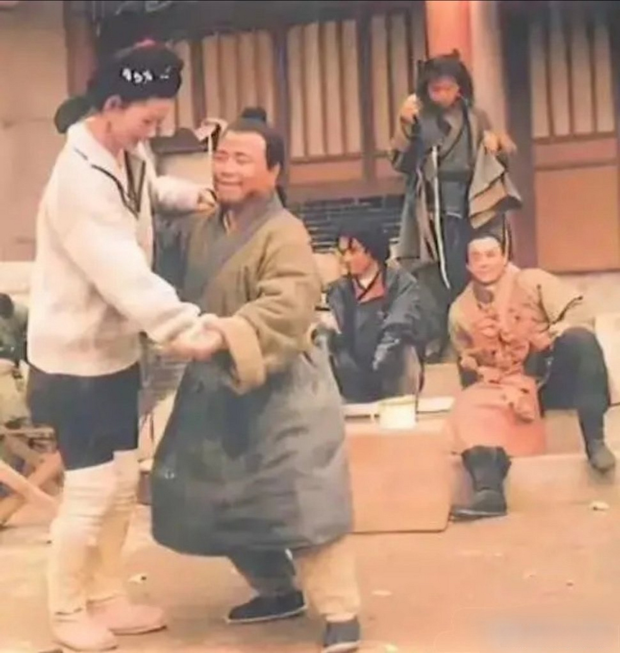 【老照片】在央视版《水浒传》的拍摄间隙,武大郎与潘金莲翩然起舞,而