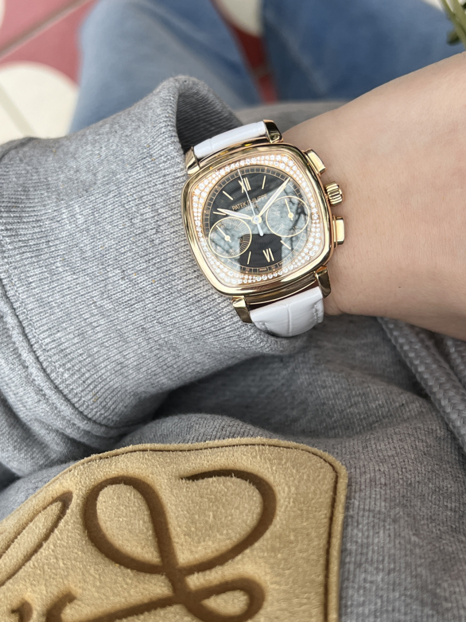 因为百达翡丽把自己万众瞩目的shou次量产的单一手动计时表给了女款而