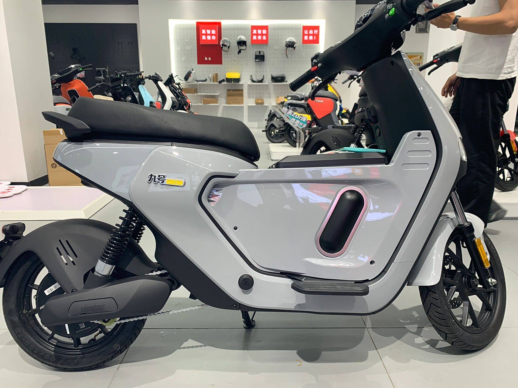 九号电动车c90爆卖的一款车五个颜色全齐 c90广州统一售价:6699,购车