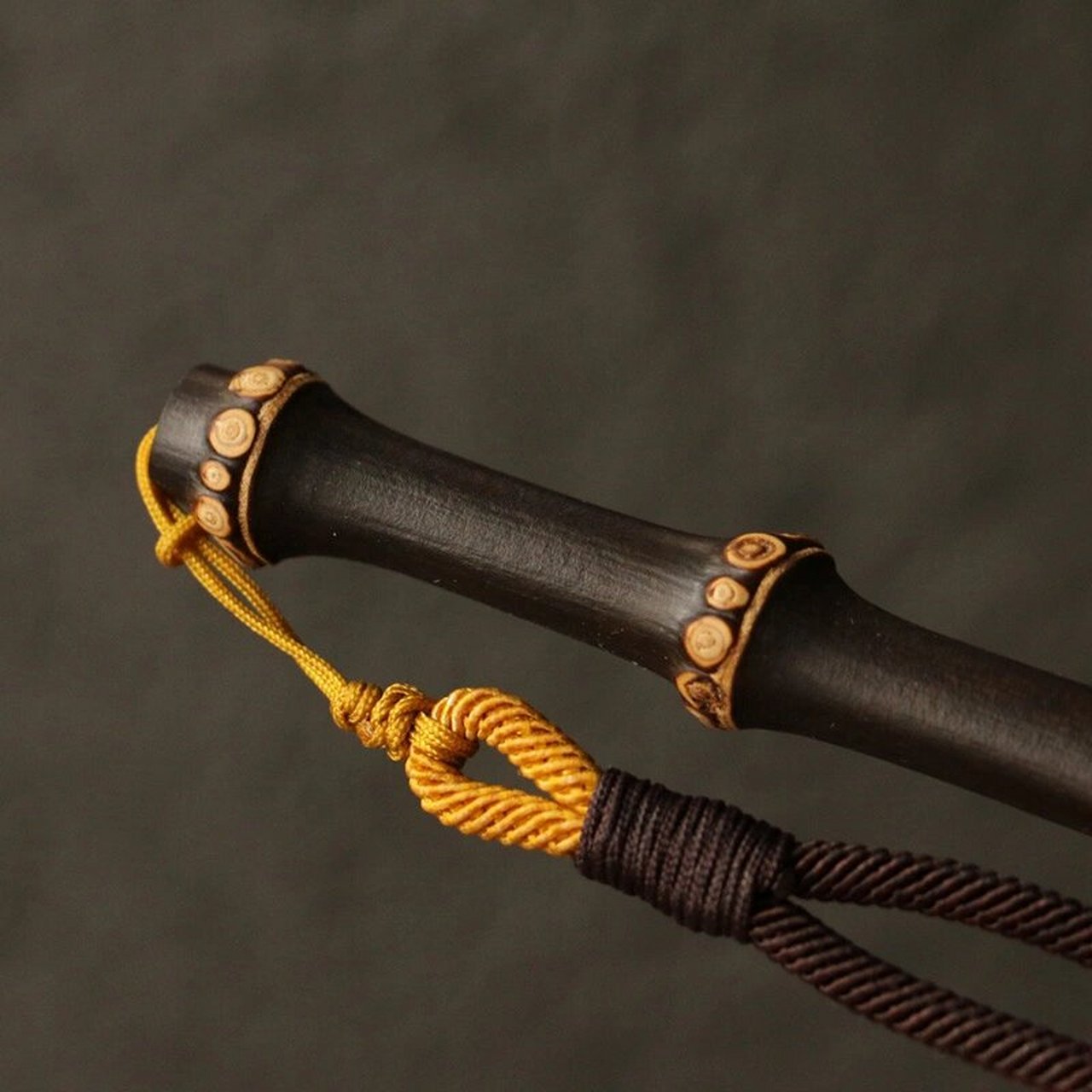 满钉紫竹鞭手把件 纯手工制作,天然老料 色泽均匀,满钉竹节 小巧精致