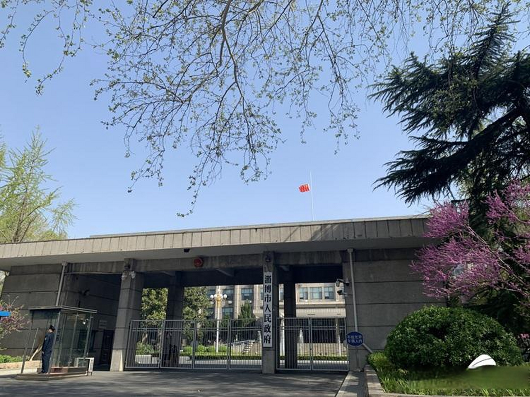 如果淄博市政府大楼真的是一个老古董,一直沿用至今,那么淄博这次在为