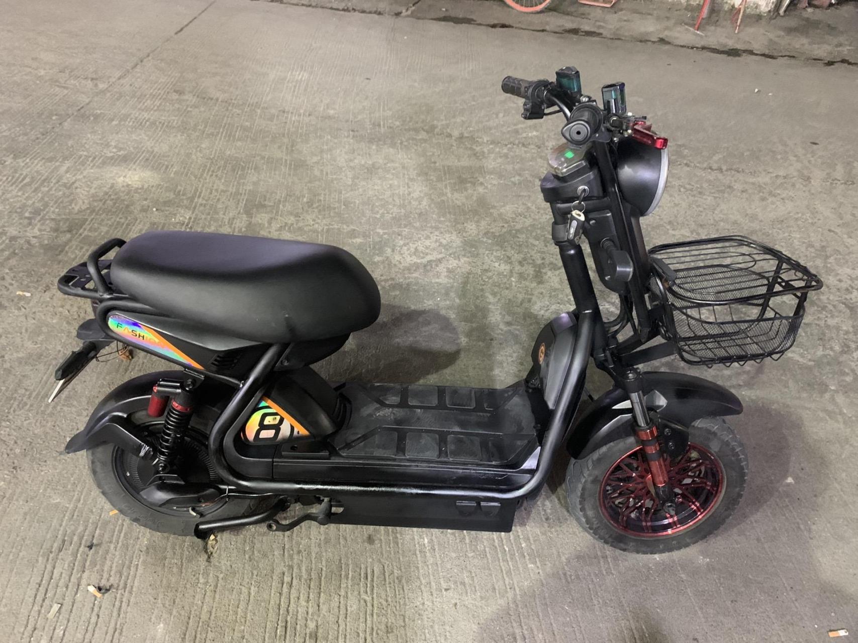 精品二手极酷电动车,72-20六个大电池,九成新配充电器,带牌需要过户.