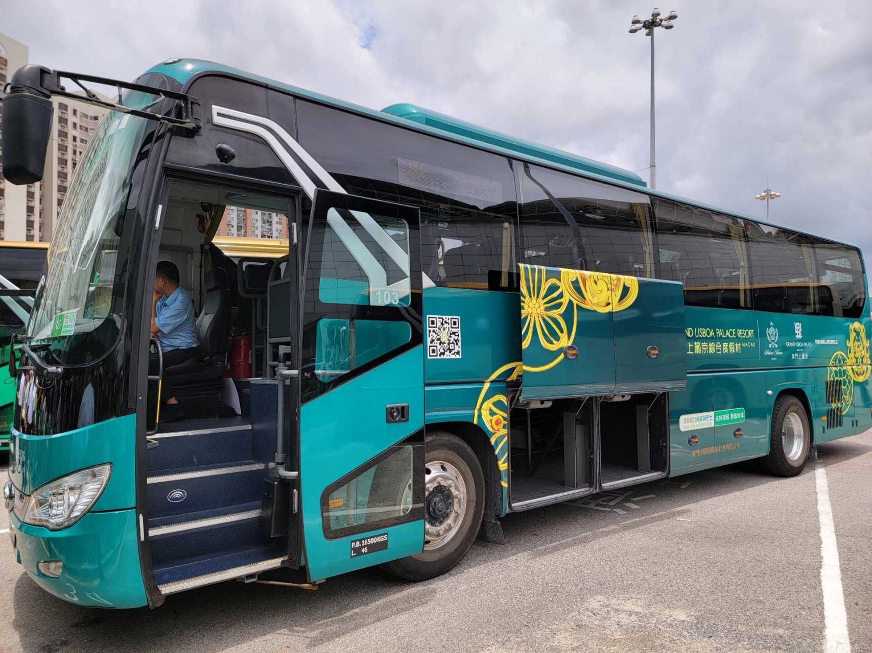 最优解在这 随着暑期到来,从关闸过澳门的游客越来越多,高温下,发财车