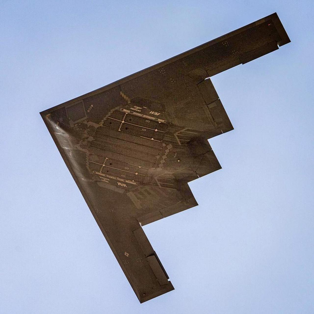 世界唯一在役的隐形轰炸机b2  一架价值24亿美刀   相当于同等重量