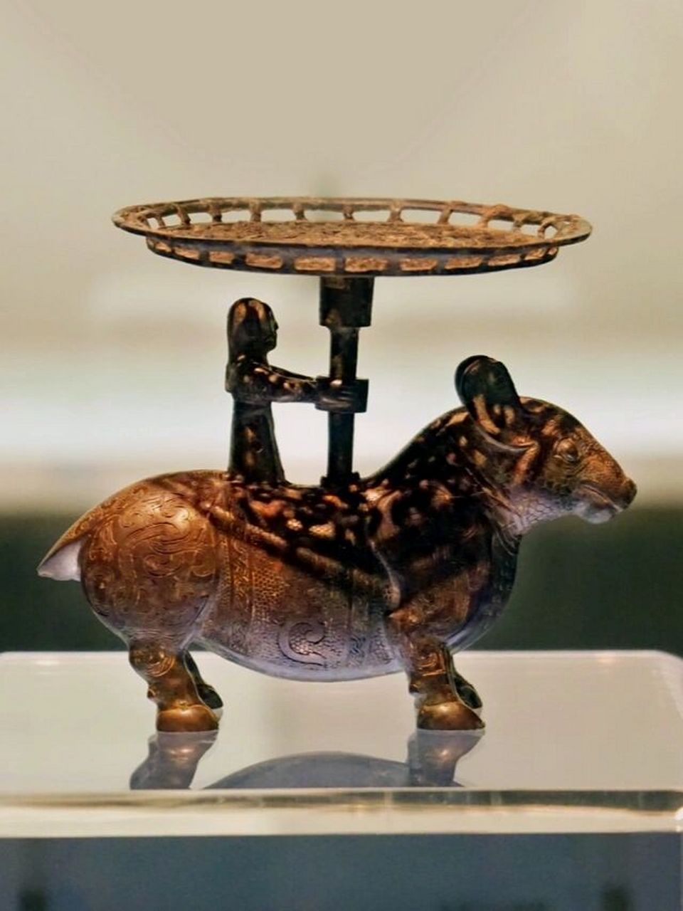 山西博物院国宝|战国铜牺立人擎盘 从图上的"动物"你看出了是哪几种