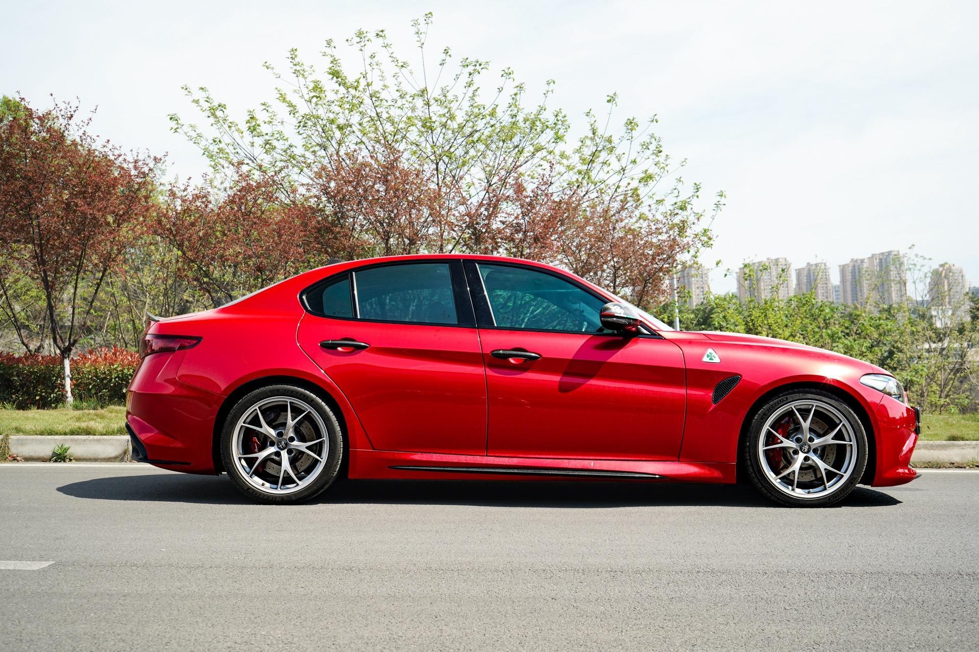 阿尔法罗密欧 朱丽叶.19年四叶草,行驶8.1万公里,原车白车贴红色车衣