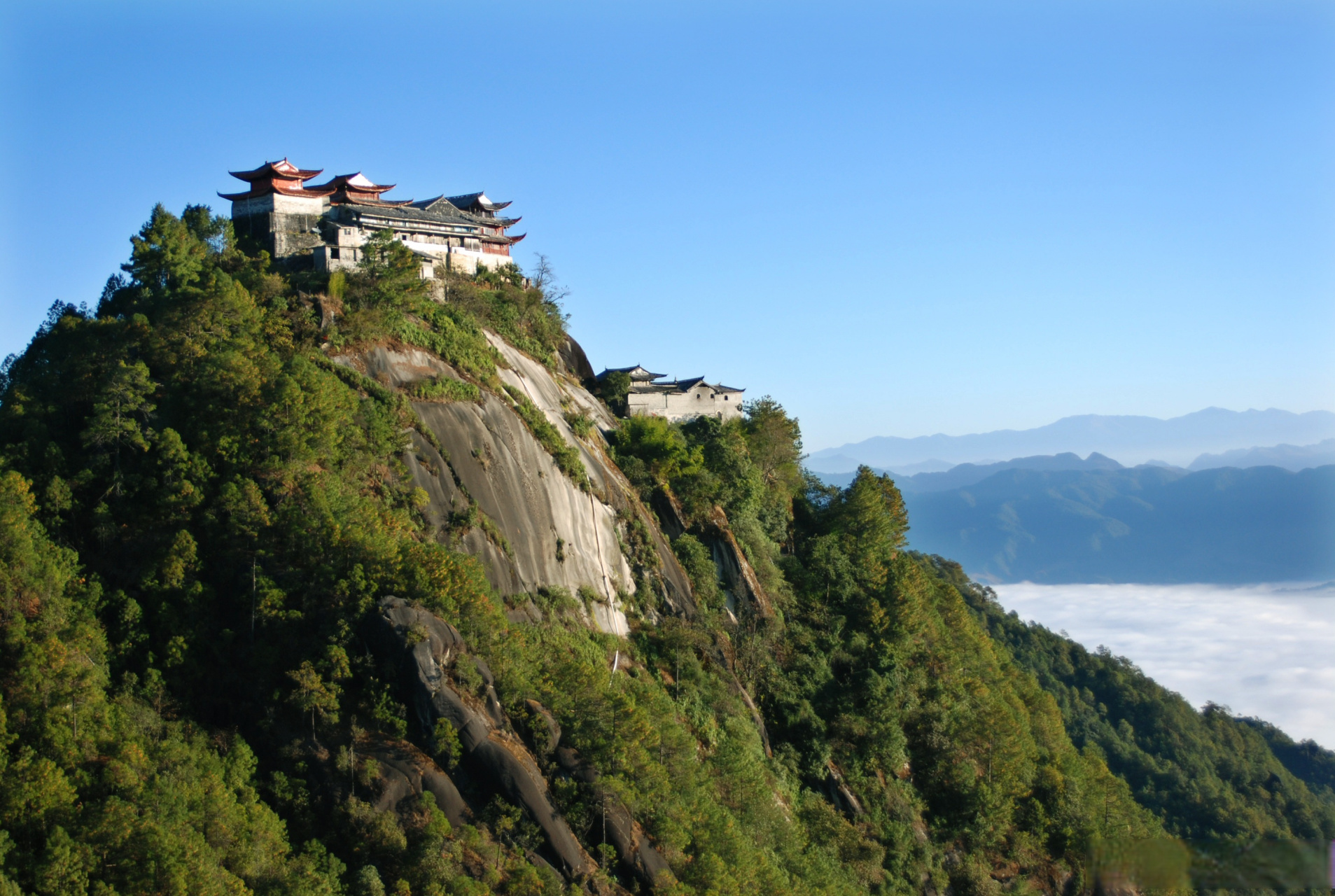 云峰山又名文峰山,寒同山,俗称笔架山,座落在市区西郊莱州城南15华里