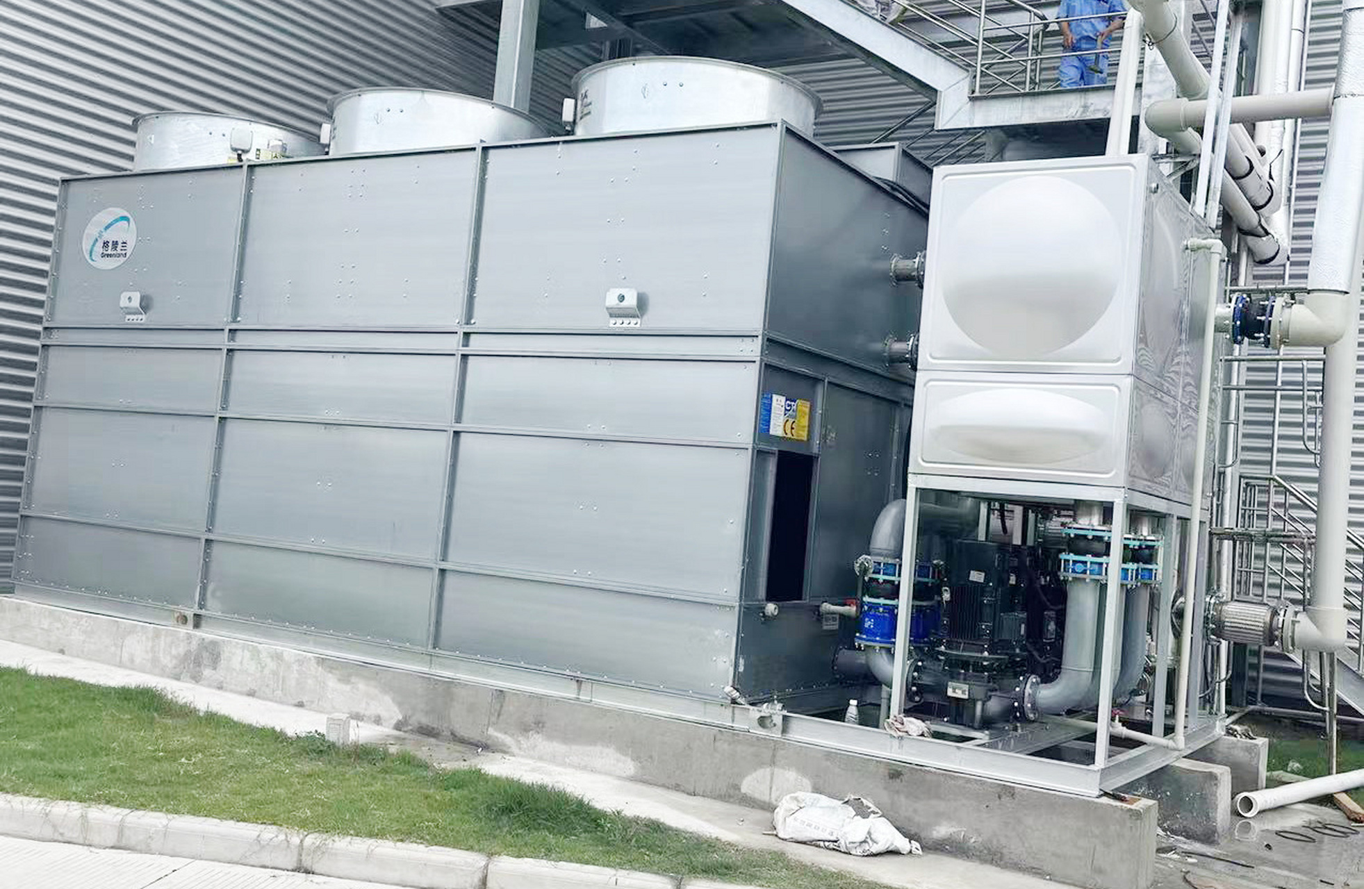 闭式冷却塔干啥用的 闭式冷却塔是一种用于工业生产中的设备,其主要