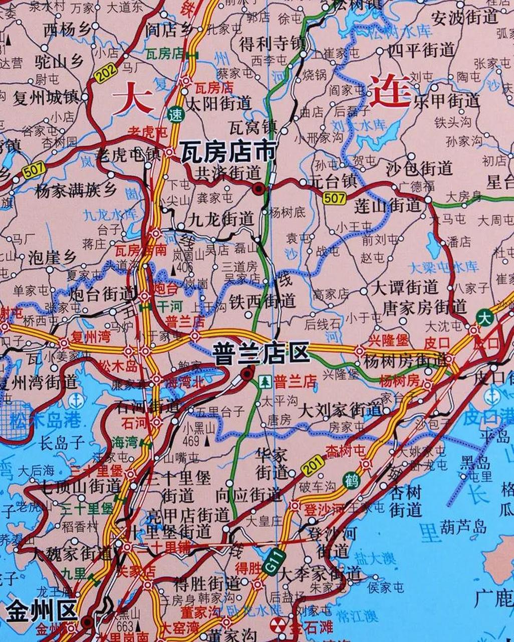 相对于大连主城区来说,普兰店区和瓦房店市人口密度较小,游客也比较