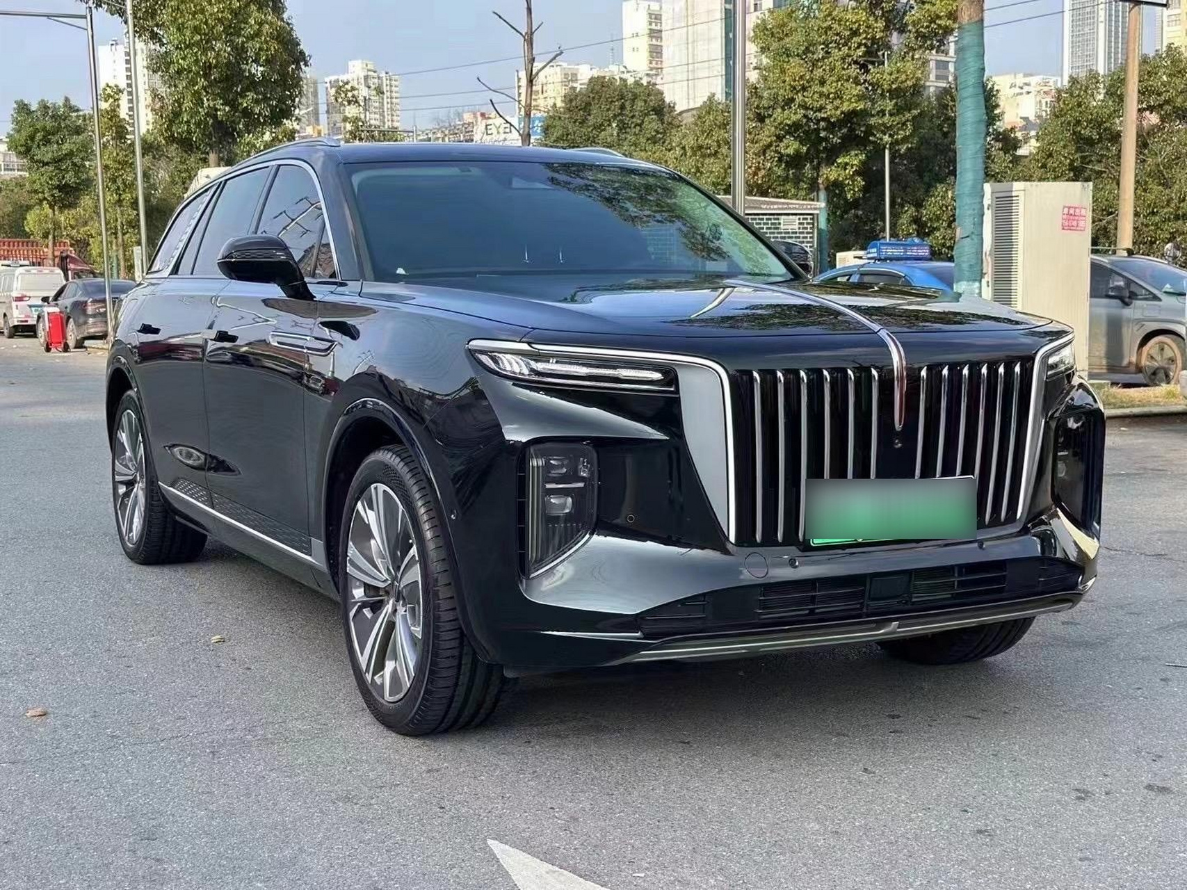 07今天我想给大家介绍一款性价比特别高的车——红旗ehs9!