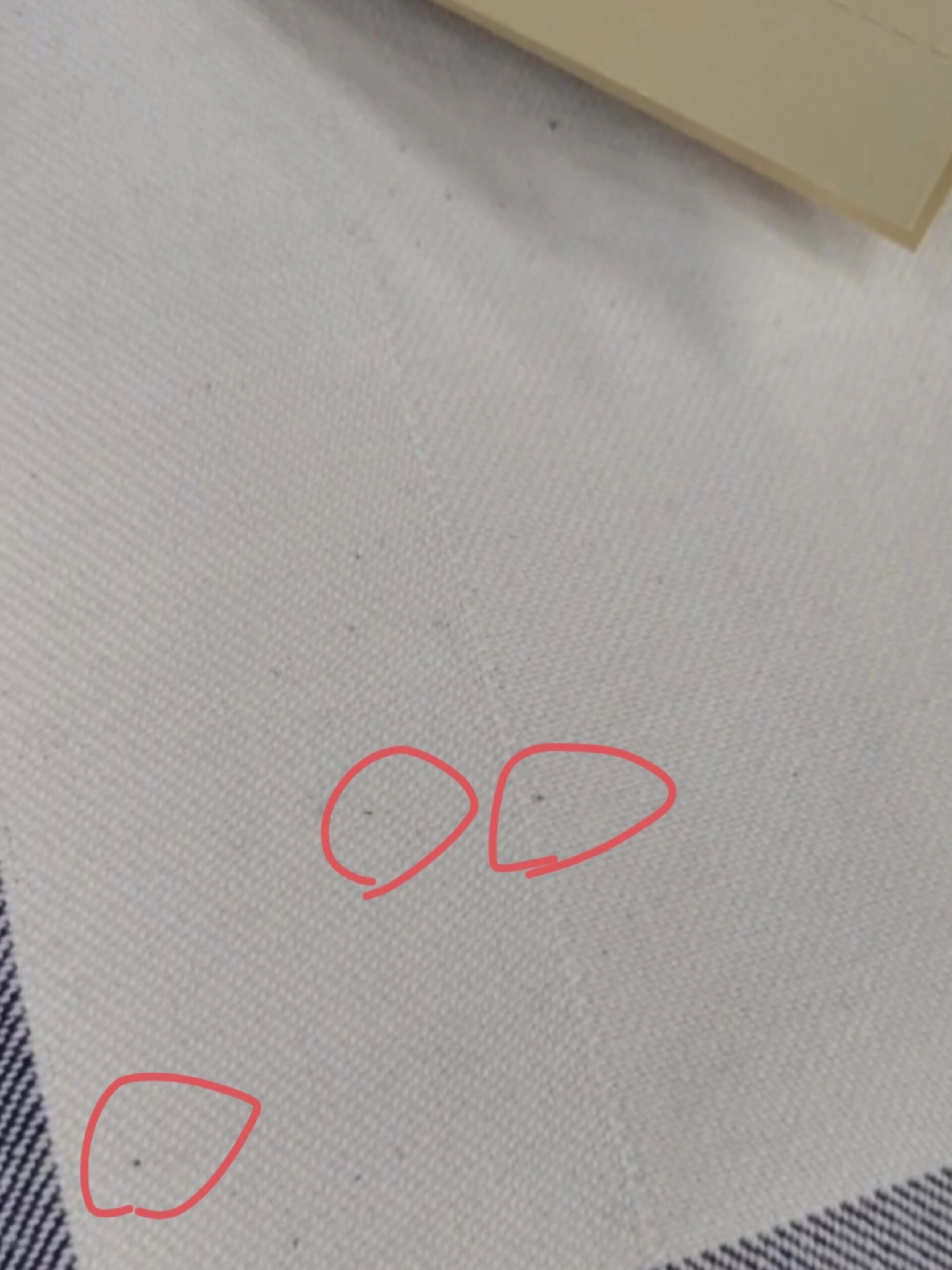 老粗布上有小黑点 有的粉丝反应布料上有很多小黑点,这是因为匠心鲁锦