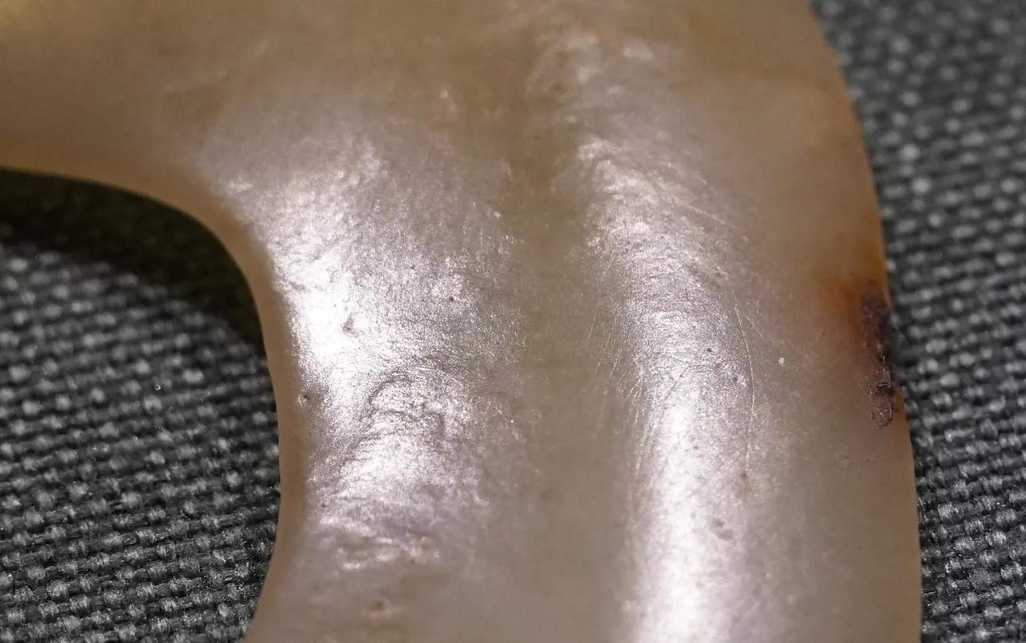 古玉的熟感,包浆,光气,皮壳,都是一体的,不能割裂,是岁月更迭过程中