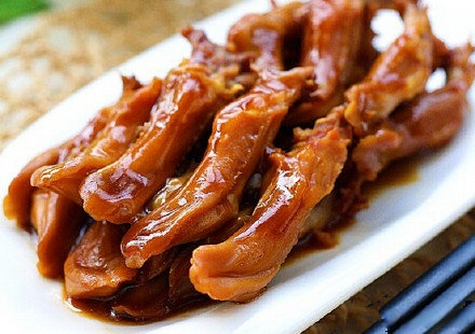 【秘制卤鸭舌】锅中加水姜片黄酒烧开,放鸭舌汆烫捞起;剪去鸭舌后面