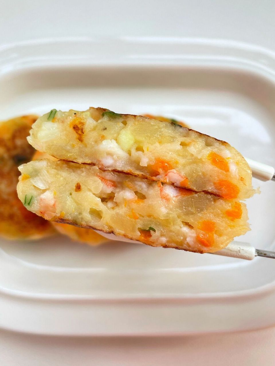 10m 宝宝辅食|土豆鲜虾饼,鲜香软糯~ 多给宝宝引进手指食物可以有效