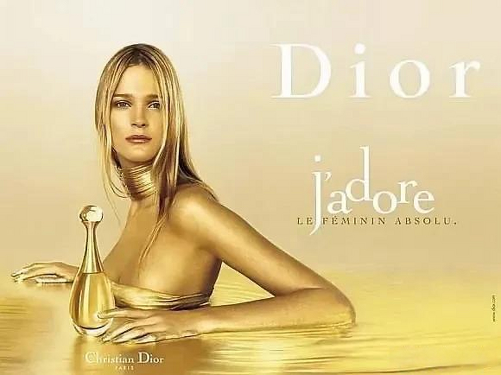 carmenkass气质独特的超模,她有着微微上扬薄薄的嘴唇似乎带着一丝若