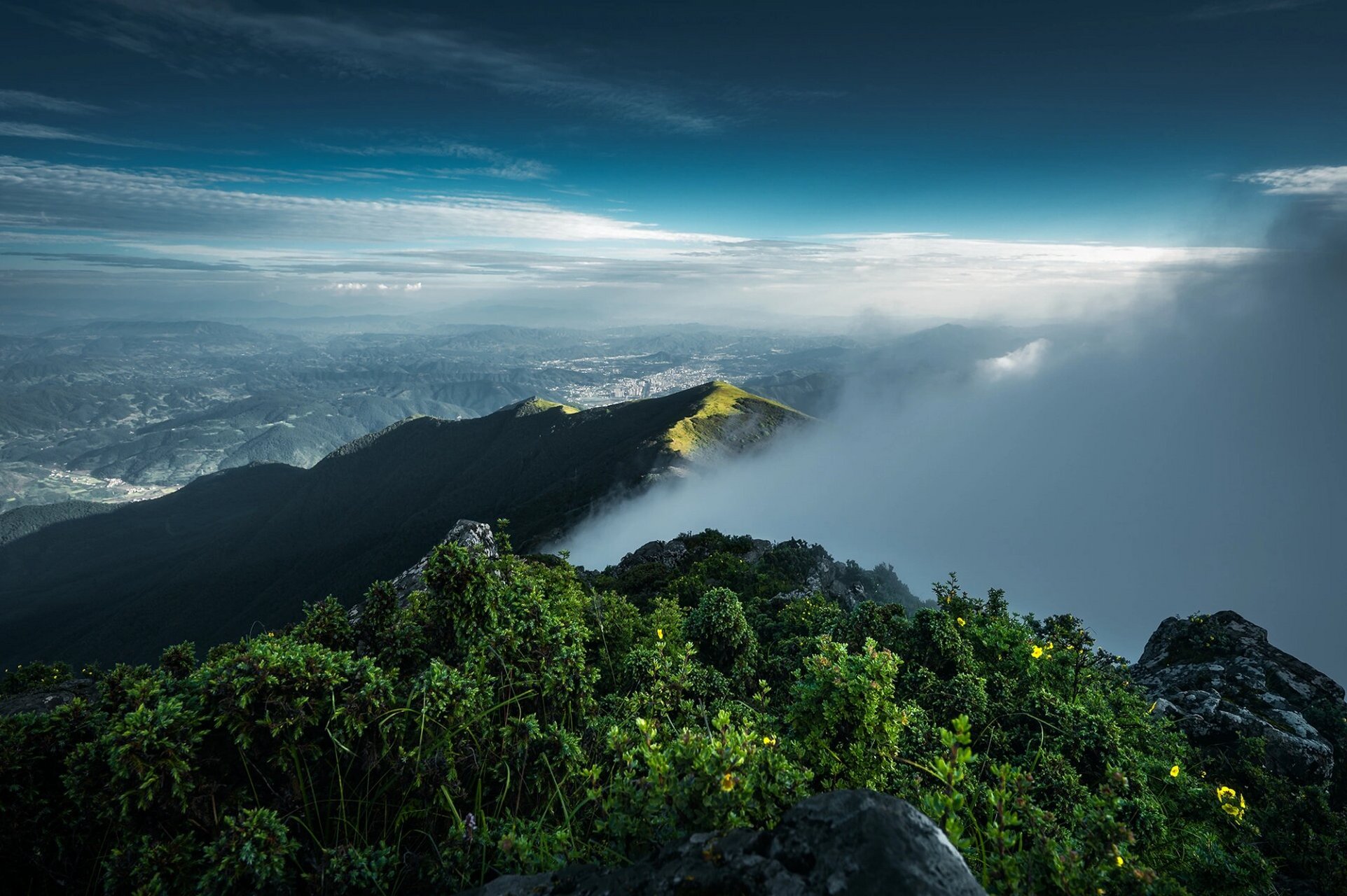 龙肘山上 站在海拔三千多米的龙肘山顶看会理城,一边风起云涌,一边是