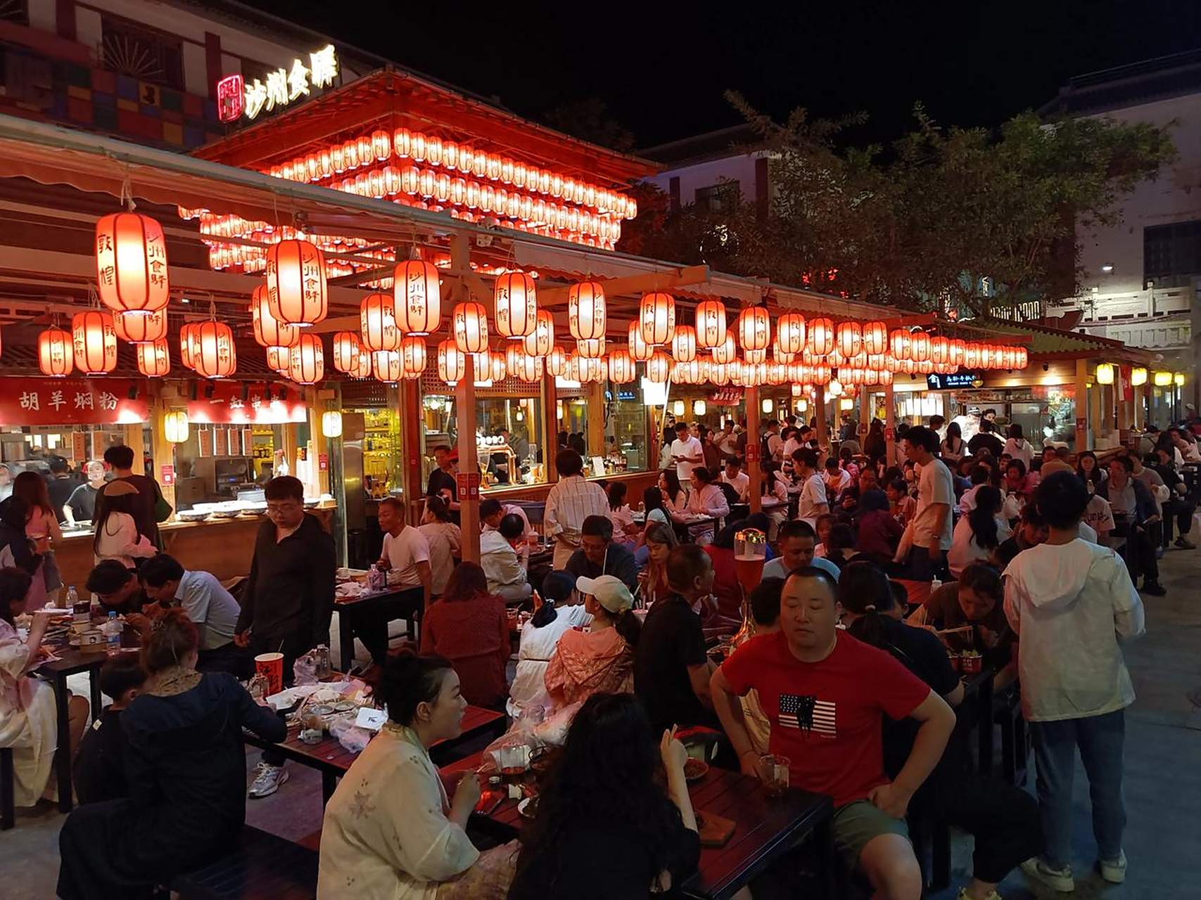 敦煌夜市(沙洲夜市),晚上十二点还是没座位,那个生意火爆,再显敦煌辉