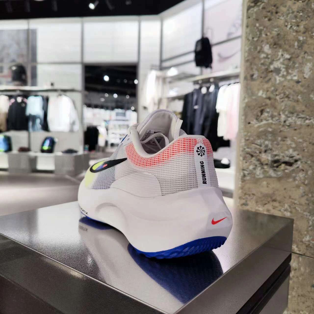 nike zoom fly 5 首发拆解! 全掌铲型碳板依旧加量 轻盈质感焕新升级