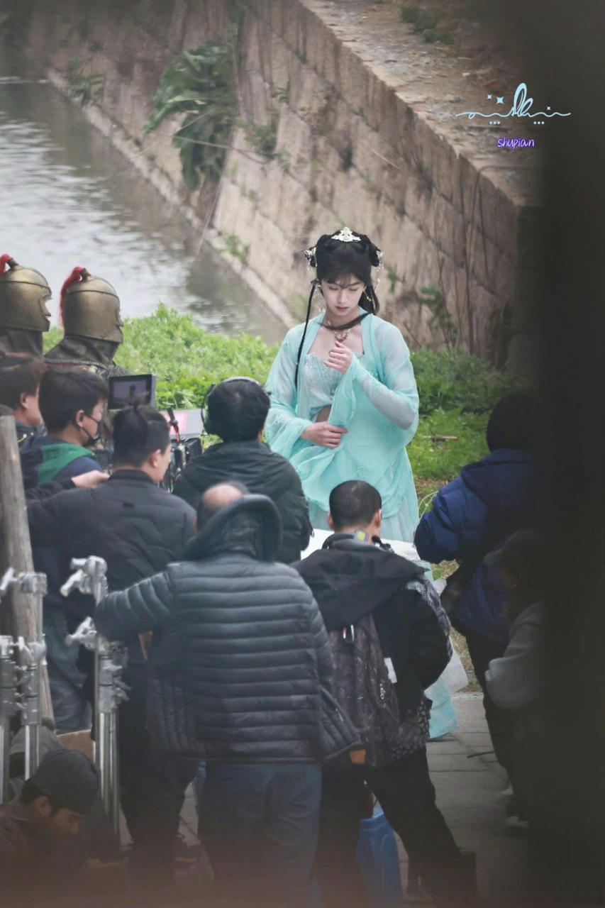 张嘉元露腰女装#多少有几分娇俏在,可a可奶,张嘉元可塑性有待挖 ..