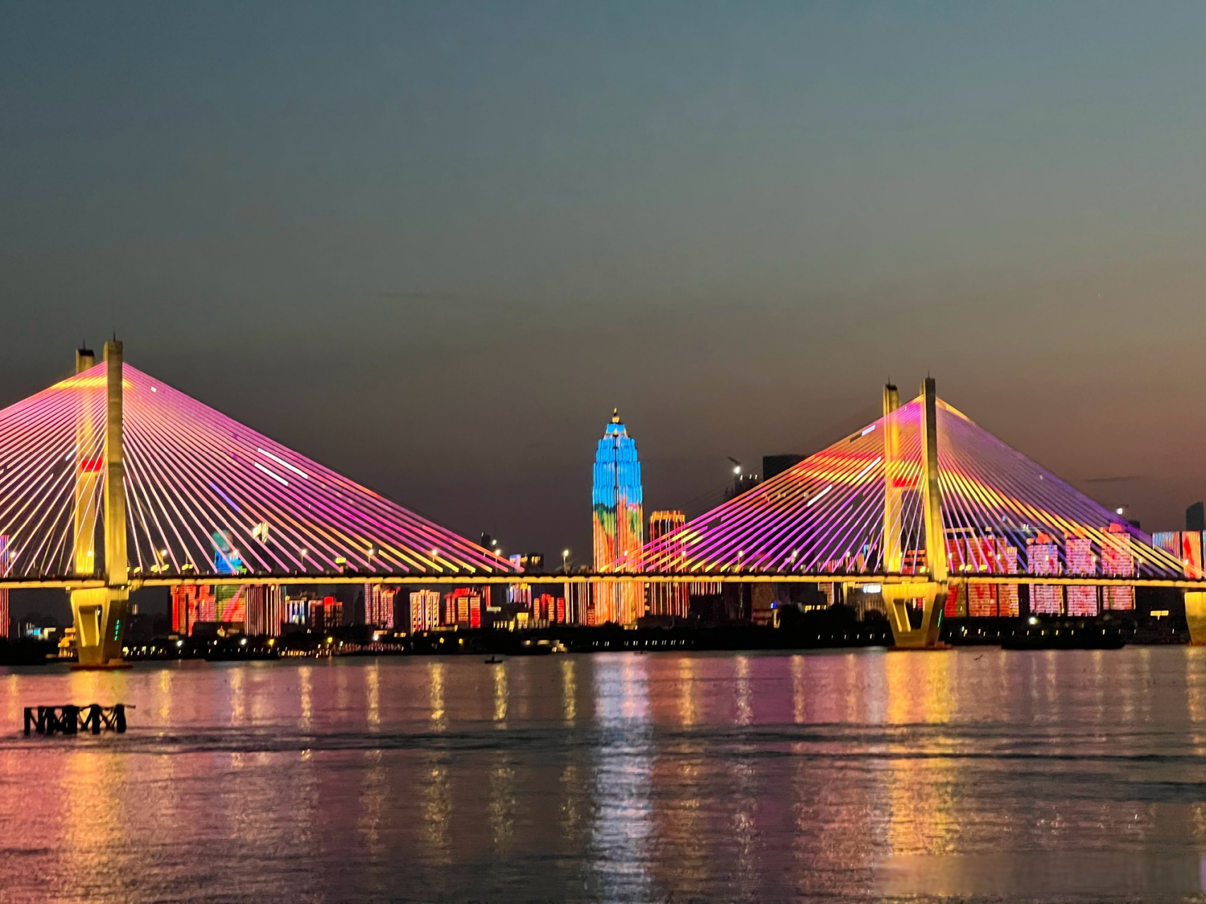 从日落等到灯亮 每一种浪漫都值得珍藏  #灵秀湖北随手拍#(via旧时青