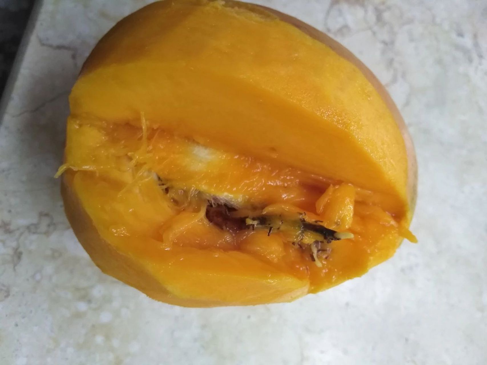 天啊,我的芒果里竟然有这么大条虫子 刚切芒果,开始切发现一点黑的我