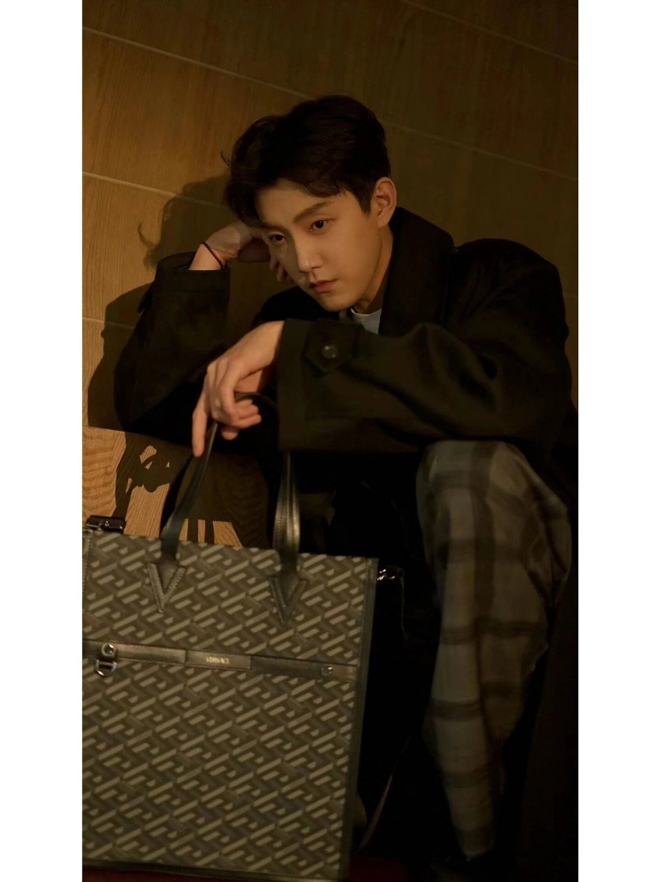 范世琦 歌手,演员 范世錡 帅气演绎  搭配la greca竖版托特包