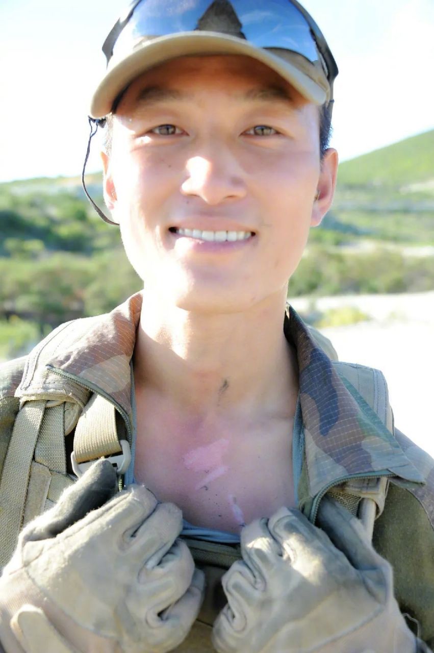 鑫磊哥的个人传记《征服法国外籍军团的华人特种兵》上市! 对!