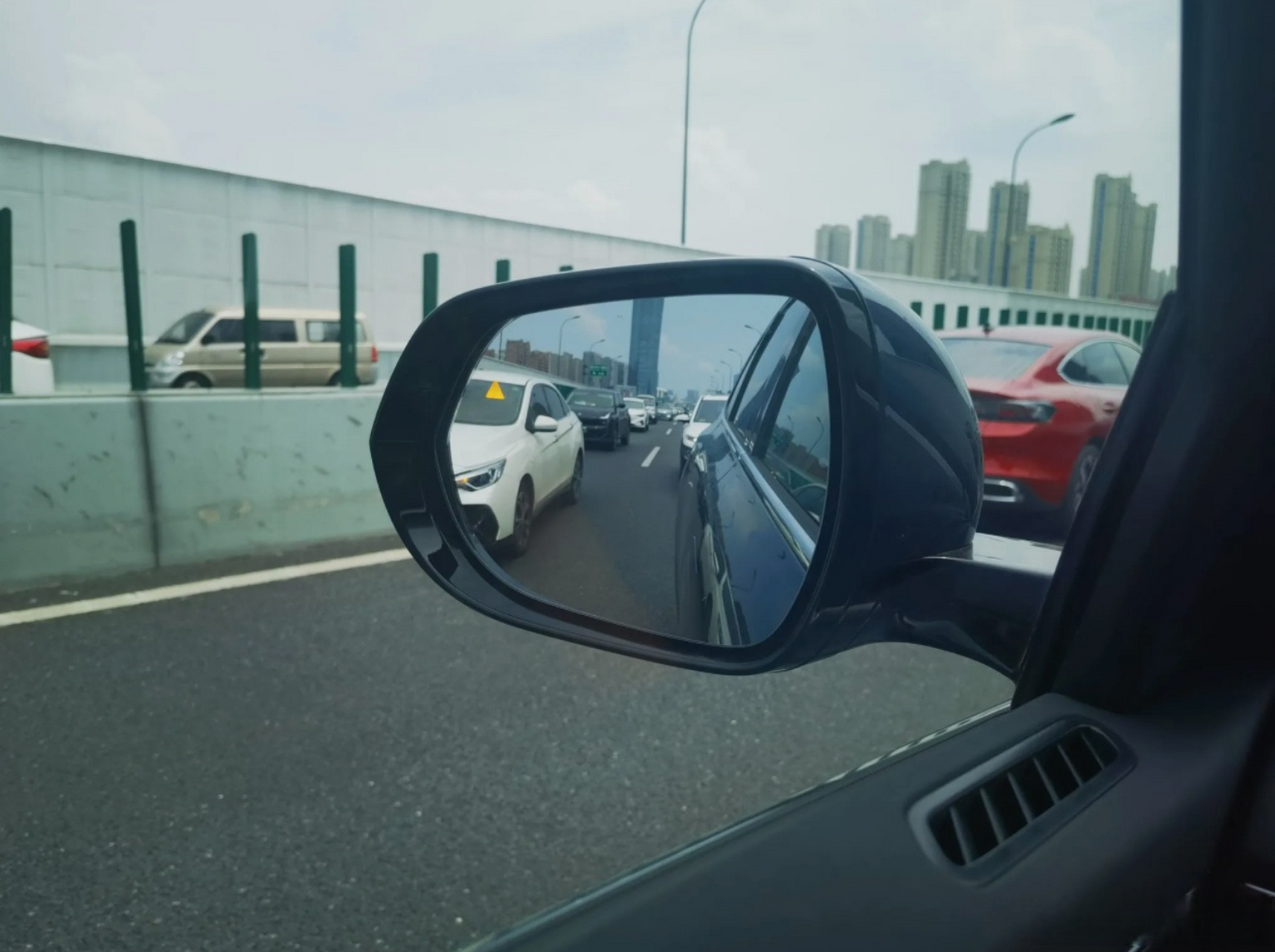 问界m7后视镜上有个黄色三角灯,你知道它作用是什么么?