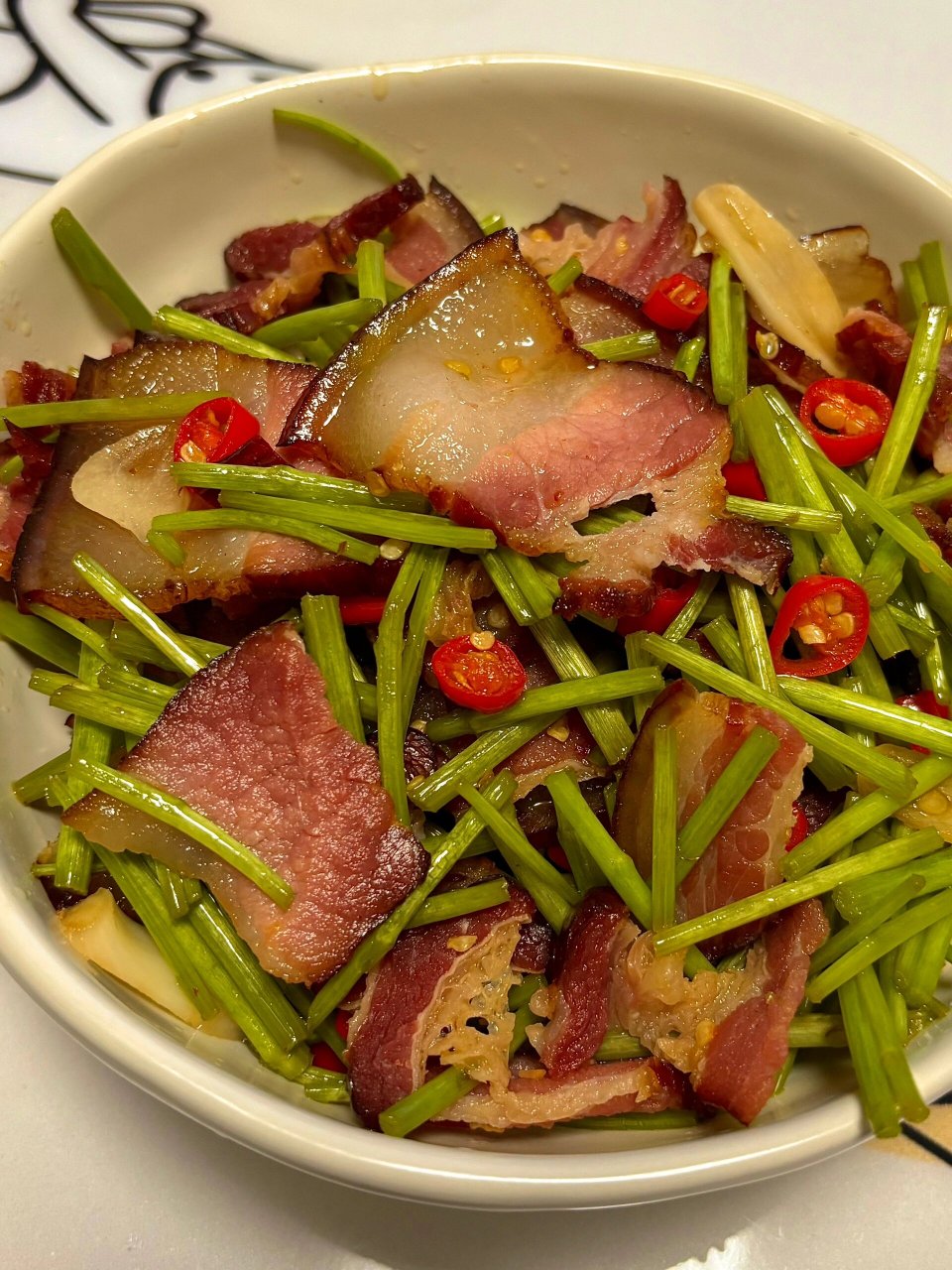 江西菜必吃之一黎蒿炒腊肉 【食材准备】 藜蒿,腊五花肉,大蒜,小米辣