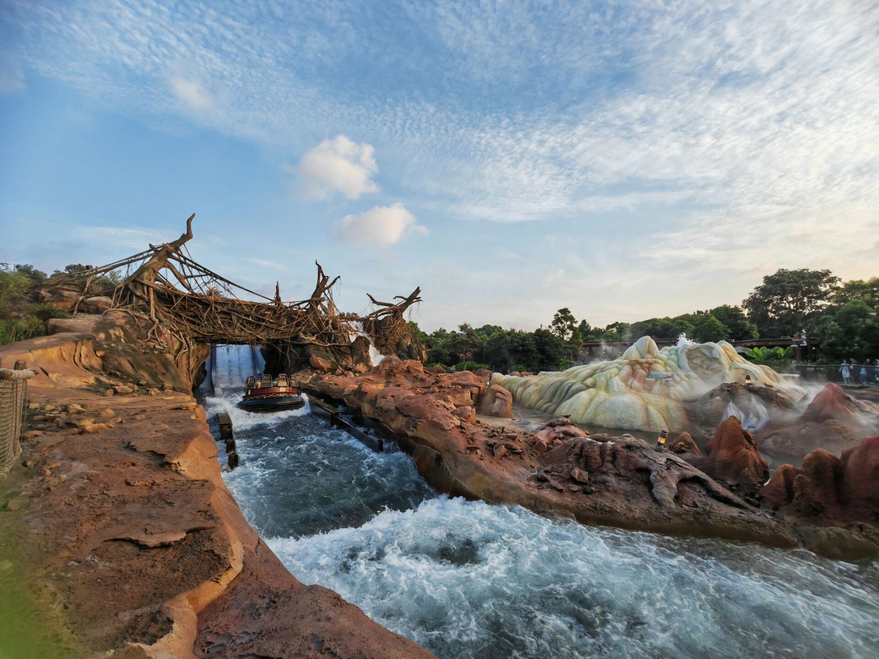 2上海迪士尼雷鸣山漂流  穿好雨衣,关键是还得注意不要把鞋子打湿喽.