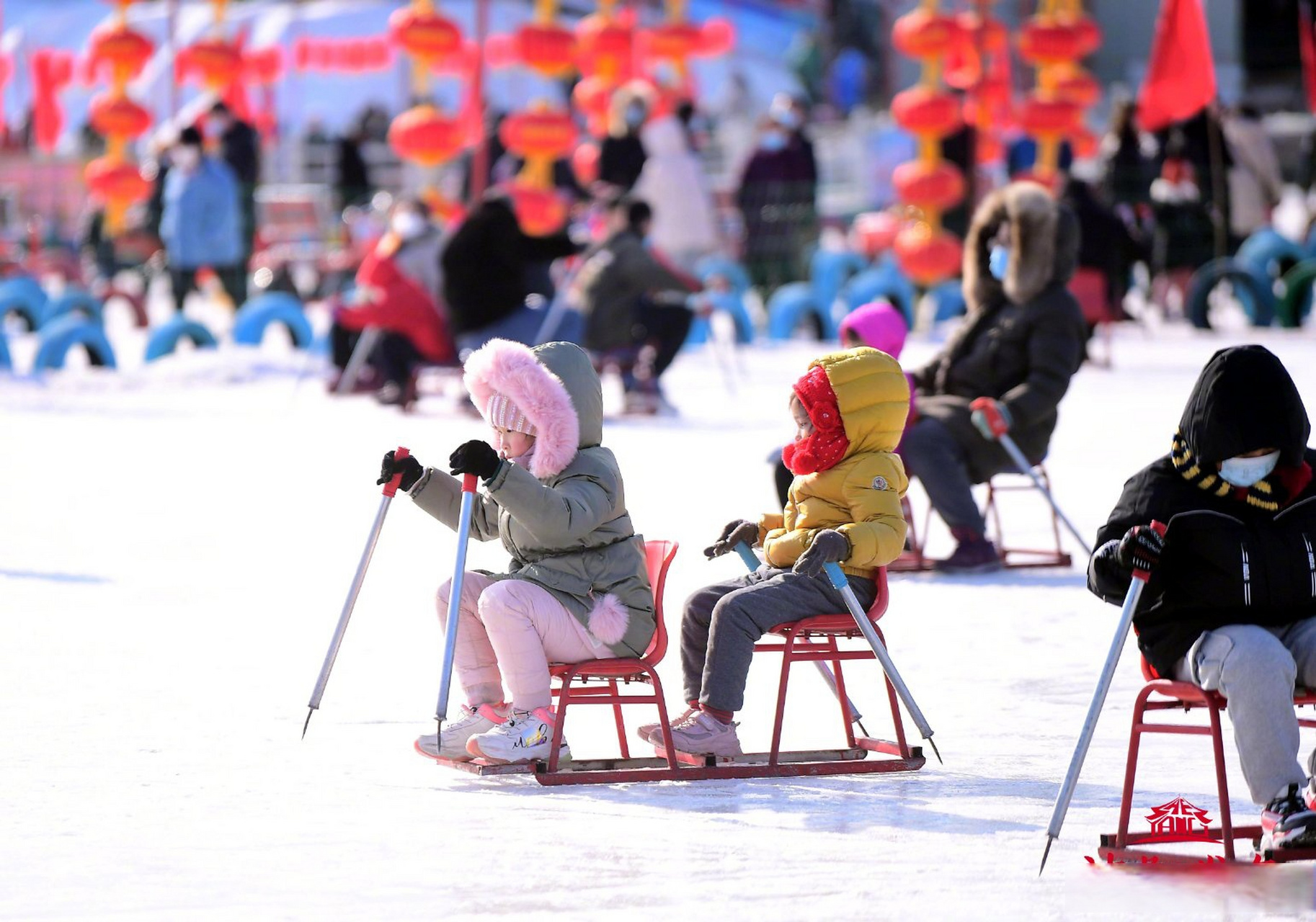 【嬉雪迎冬奥#团圆新姿势#在沈阳北陵公园冰雪大世界,市民玩冰嬉雪,