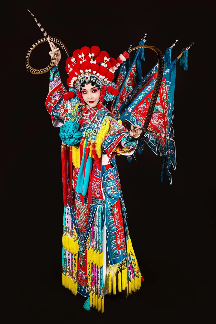 戏曲:穆桂英 红色穆桂英会更亮眼一些,上镜更抬气色,帅气逼人,飒气