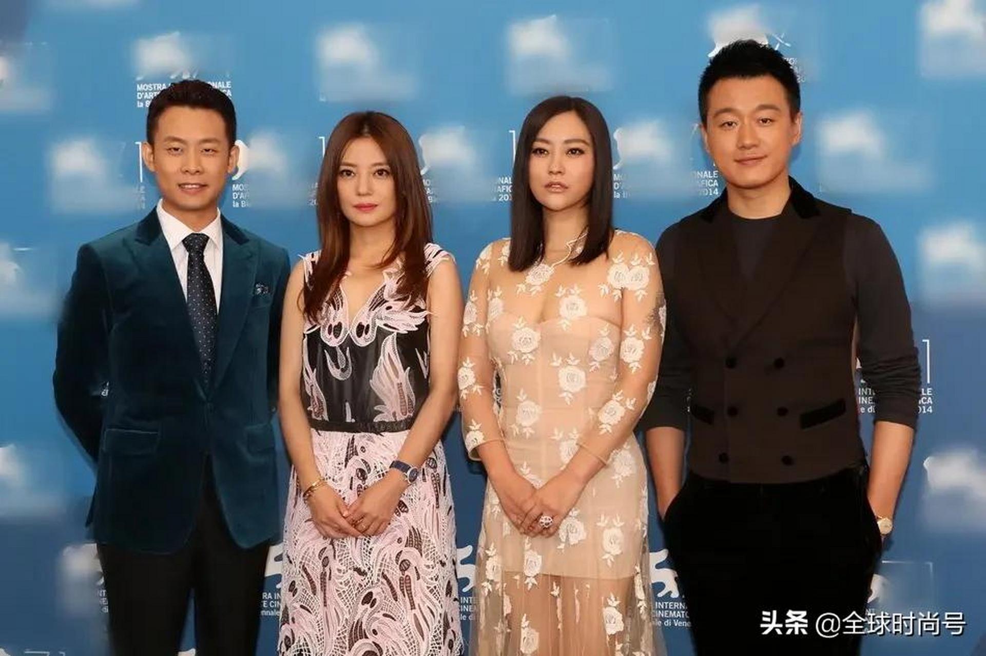 赵薇,郝蕾罕见同框秀美照,轻松被陈可辛导演抢镜,印花风成为整个搭配