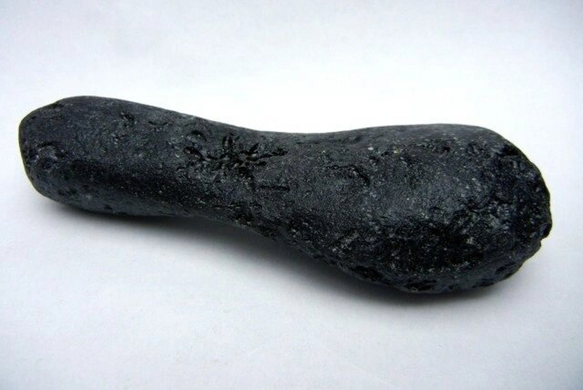 玻璃陨石 玻璃陨石古称雷公墨,是地外物体剧烈撞击地球时,地表靶物质