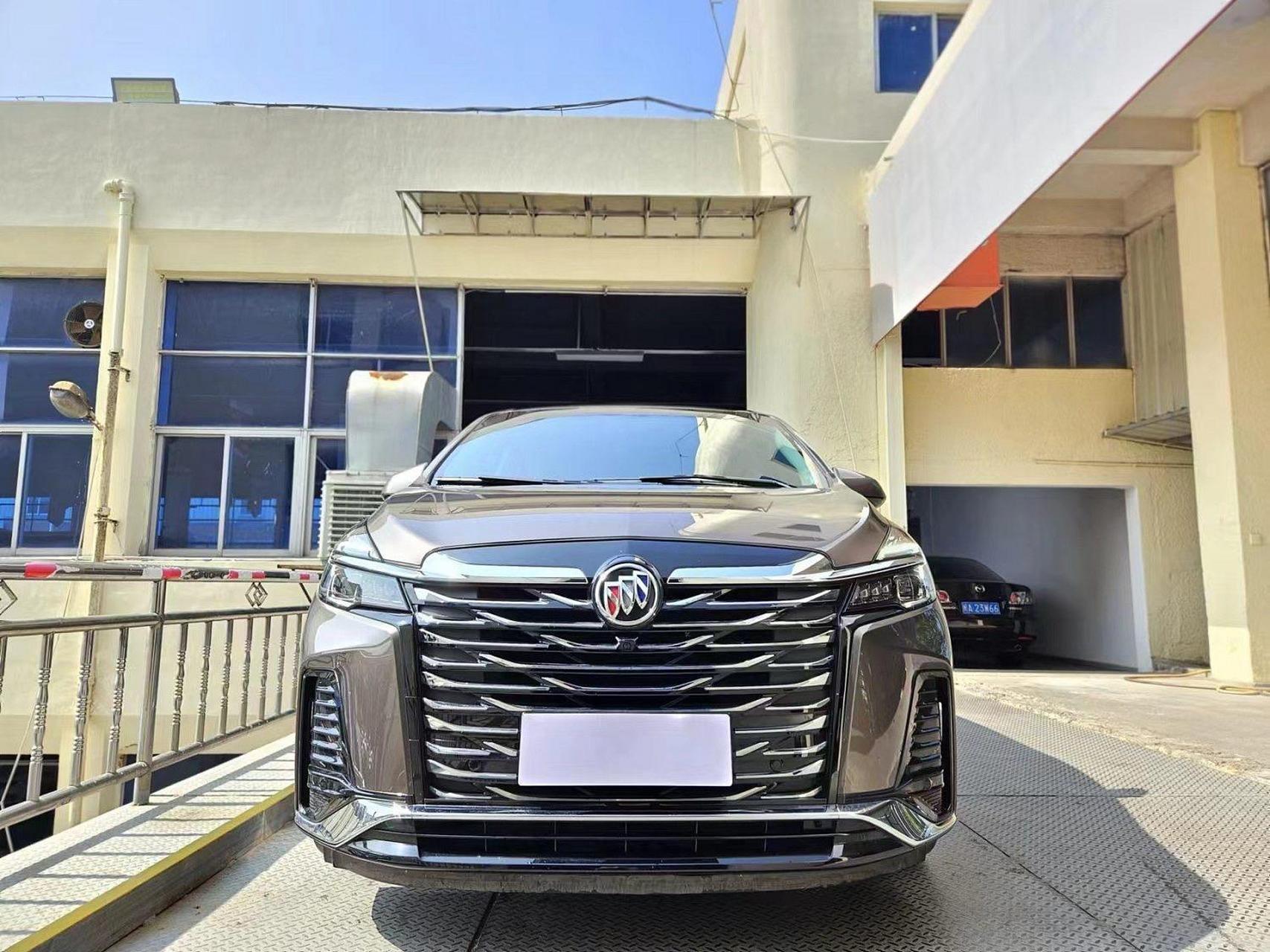 新到22年底别克gl8,陆上公务舱舒适型,精品车况一件补漆,琥珀金外观